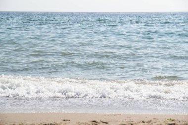 Sahildeki deniz dalgaları.