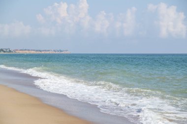 Mavi gökyüzü ve beyaz kumla güzel bir sahil.