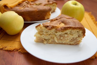 Ev yapımı elmalı Charlotte.