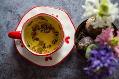 Ballı ve otlu çay.