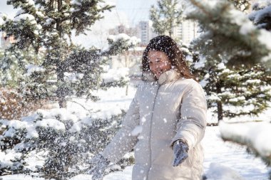 Kış parkında karda bir kadın