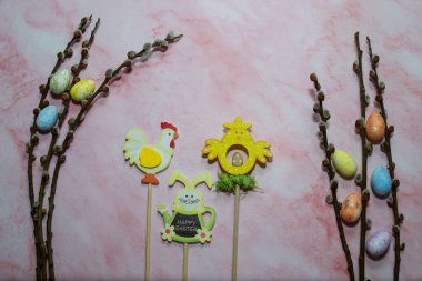 Masanın üzerinde renkli yumurta ve söğüt dalları olan paskalya kompozisyonu. Paskalya konsepti.