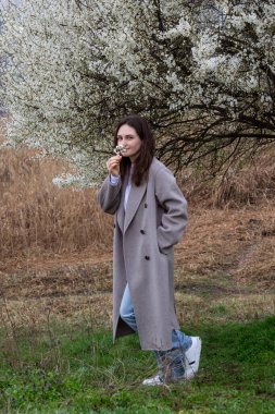 Kız bahar parkında yürüyor.