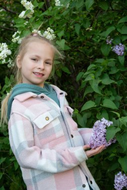 Parktaki leylak çiçekli kız.