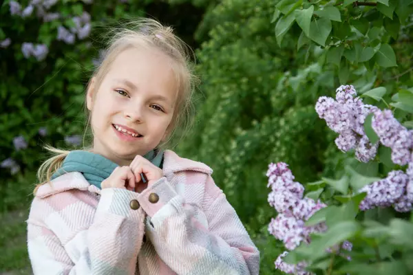 Bir demet leylakla güzel bir kızın portresi.