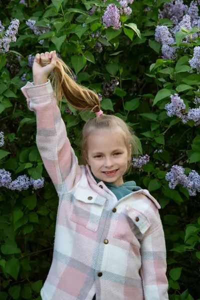 Çiçekli küçük kız