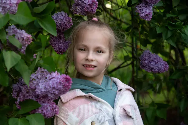 Bir leylakla güzel bir kızın portresi