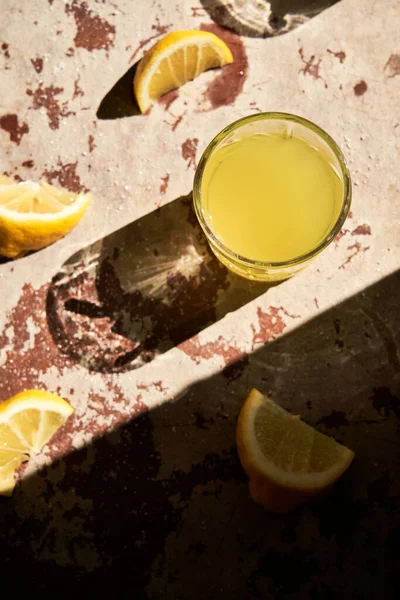 伝統的なイタリアの自家製レモンアルコール飲料自然光とレモン素朴な背景の作品とリキュールのリモンチェッロ — ストック写真