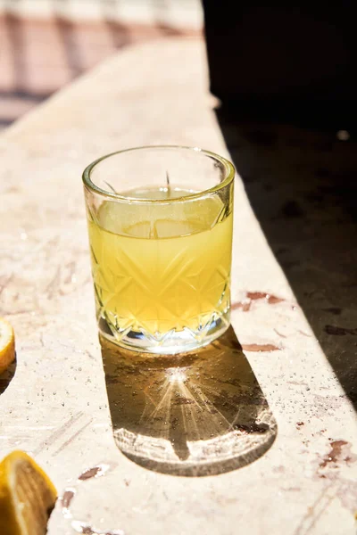 Traditionell Italiensk Hemlagad Citron Alkohol Dricka Likör Limoncello Med Bitar — Stockfoto