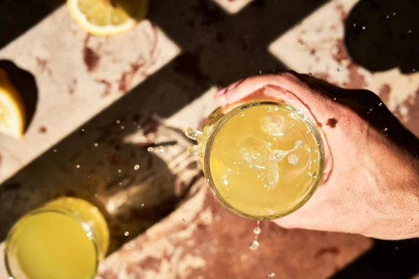 Onherkenbare Mans Hand Met Een Glas Verse Limonade Bovenaanzicht Natuurlijk — Stockfoto
