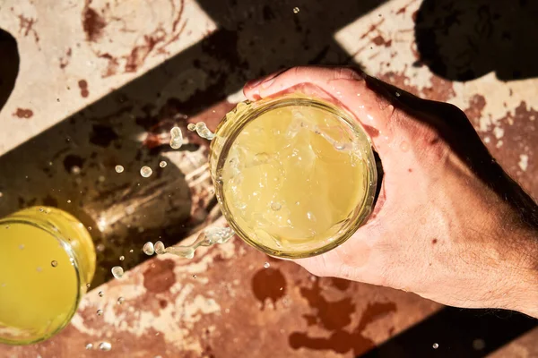 Onherkenbare Mans Hand Met Een Glas Verse Limonade Bovenaanzicht Natuurlijk — Stockfoto