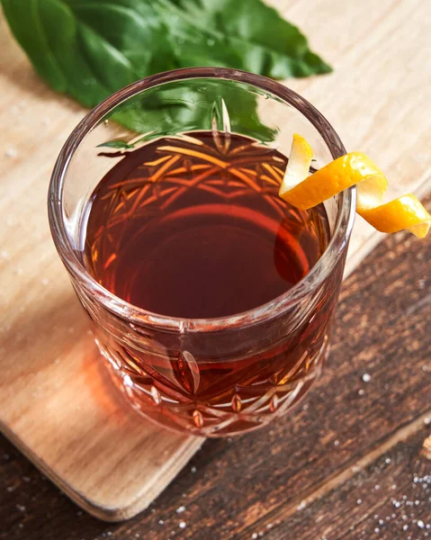 Ouderwetse Rumdrank Met Sinaasappelgarnering Amaro Klassieke Italiaanse Cocktail Rode Bittere — Stockfoto