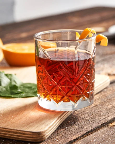 Gammaldags Romdryck Med Orange Garnering Amaro Klassisk Italiensk Cocktail Röd — Stockfoto