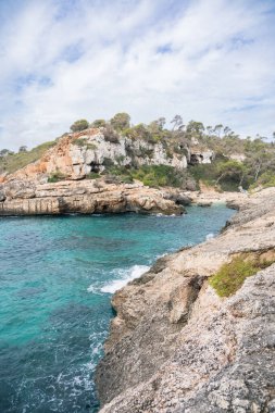 Ada manzarası, deniz manzarası Mayorka İspanya, Cala SAlmunia 'nın güzel sahili, Akdeniz, Balearic Adaları.