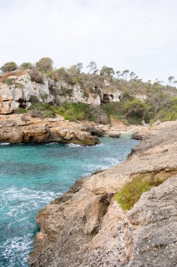 Ada manzarası, deniz manzarası Mayorka İspanya, Cala SAlmunia 'nın güzel sahili, Akdeniz, Balearic Adaları.