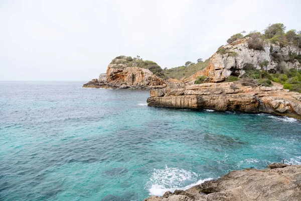 Ada manzarası, deniz manzarası Mayorka İspanya, Cala SAlmunia 'nın güzel sahili, Akdeniz, Balearic Adaları.