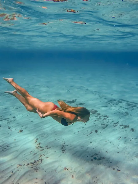 Junge Blonde Frau Roten Badeanzug Schnorchelt Schönen Wasser Des Mittelmeeres — Stockfoto