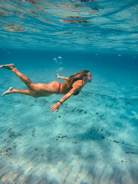 Mladá Blondýna Žena Červených Plavkách Šnorchlování Krásných Vodách Středozemního Moře — Stock fotografie