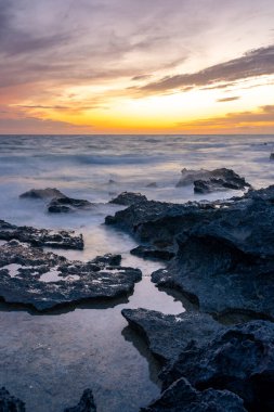 Ada manzarası, Cap de ses Salines Bulutlu gün batımı Mayorka, İspanya Akdeniz.
