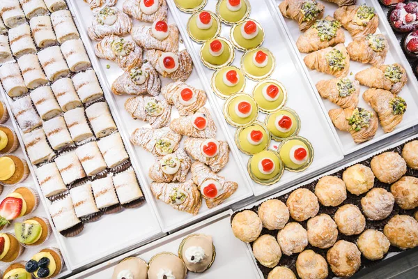 İtalyan pastanesi tezgahı, bir pastanenin tatlı penceresi. Taze ve lezzetli ürünler. Düz görünüm