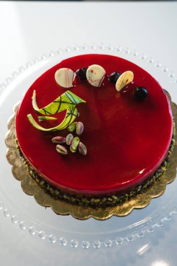 Kırmızı ayna, üzerinde şam fıstığı ve çikolata olan yarı jöleli pasta. Sicilya yemeği.