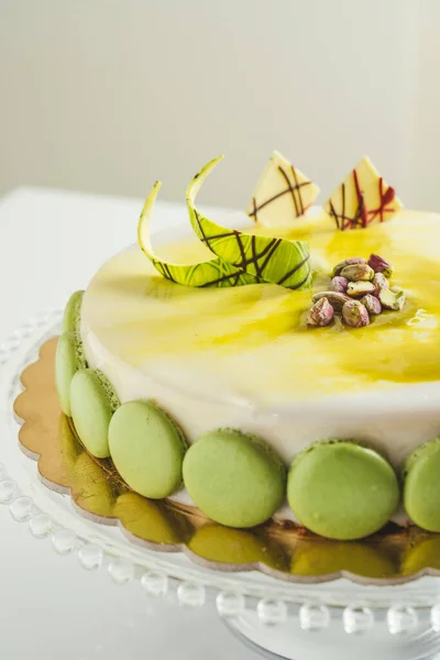 Délicieux Gâteau Glacé Blanc Fait Maison Avec Des Macarons Pistaches — Photo