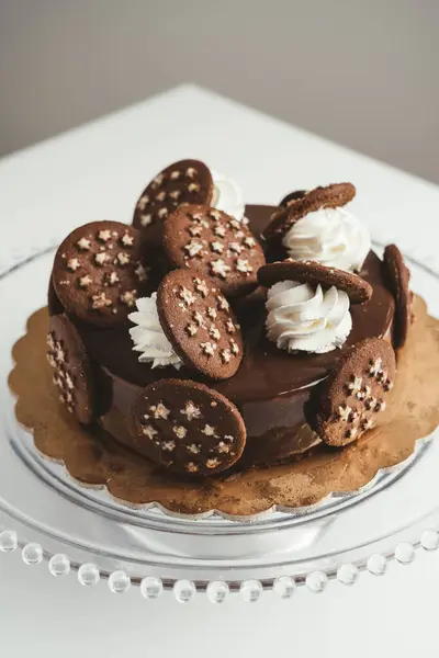 Delicious Homemade Dark Chocolate Cake Chocolate Cookies Cream Top — Stock Photo, Image
