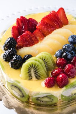 Kremayla dolu, karışık meyve ve kayısı jöleli kısa hamurlu pasta.. 