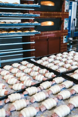 Bir sanayi fırınında geleneksel Sicilya yemeği pişirilmemiş. İtalyan yemeği.