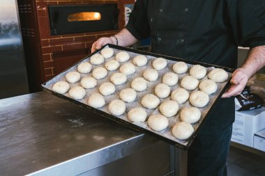 Fırınlanmamış ekmeğe tohum atan tanınmamış bir adam. Geleneksel İtalyan mutfağı. Sicilya yemeği.