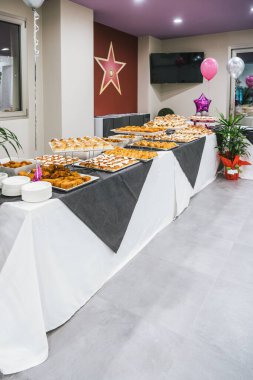 Geleneksel Sicilya yemeğiyle servis masası. Palermo sokak yemeği