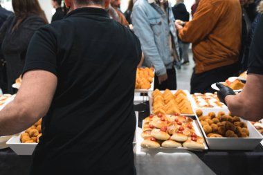 Geleneksel Sicilya yemeğiyle servis masası. Palermo sokak yemeği