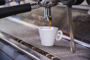 Kahve makinesinden çıkan kahvenin yakın plan görüntüsü..