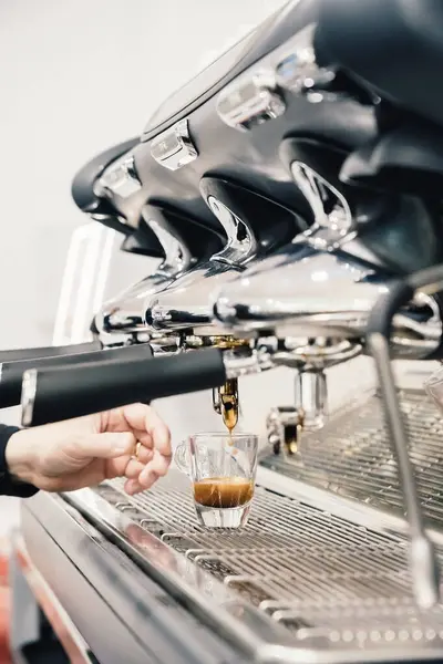 Barista Café Gör Kaffe Tillagning Service Koncept — Stockfoto
