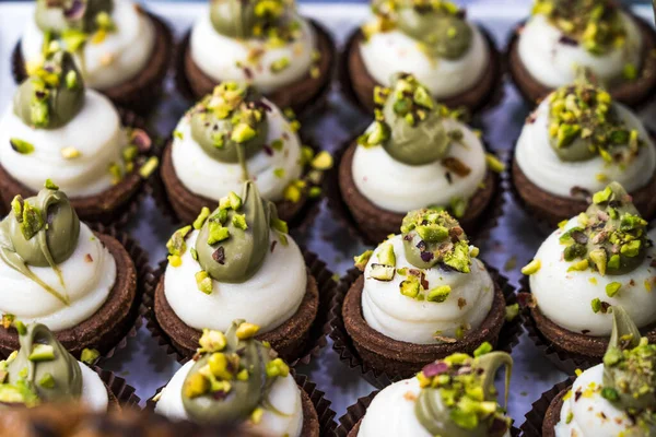 Bir pastanede İtalyan pastanesi tezgahı. Taze ve lezzetli ürünler.. 