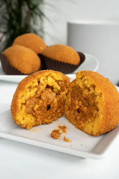 Kızarmış pirinç topu. Arancino Arancina Arancini beyaz bir tabakta Sicilya Sokak Yemeği