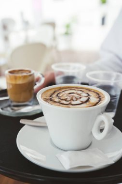 Kahve dükkanında kahvaltı servisi yapan tanınmamış bir garson.. 