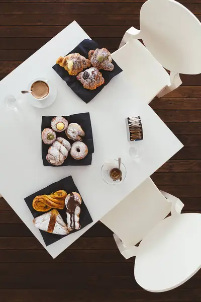 Ontbijt Met Kopje Koffie Croissants Een Witte Tafel Geen Mensen — Stockfoto