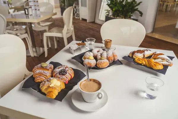 Завтрак Чашкой Кофе Круассанами Белом Столе Вид Спереди — стоковое фото