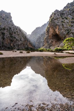 Tatil yürüyüşü Mallorca, İspanya. Akdeniz 'in Mayorka adasındaki Serra de Tramuntana dağlarının manzarasıyla güzel bir resim. Motorcular için cennet. Macera seyahati. 