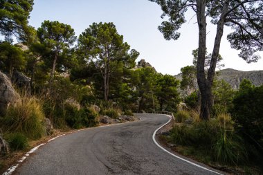 Cala Tuent 'teki dağ yolu, Mayorka, İspanya. Torrent di Pareis yakınlarında dar bir sokak.