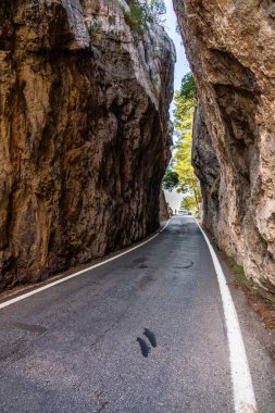 Cala Tuent 'teki dağ yolu, Mayorka, İspanya. Torrent di Pareis yakınlarında dar bir sokak.