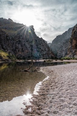 Tatil yürüyüşü Mallorca, İspanya. Akdeniz 'in Mayorka adasındaki Serra de Tramuntana dağlarının manzarasıyla güzel bir resim. Motorcular için cennet. Macera seyahati. 