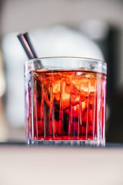 Negroni klasik kokteyli ve tatlı vermut ve kırmızı acı likörlü cin kısa içeceği.