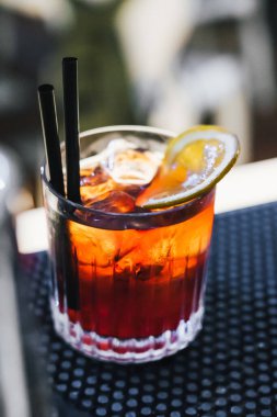 Negroni klasik kokteyli ve tatlı vermut ve kırmızı acı likörlü cin kısa içeceği.