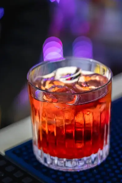 Negroni klasik kokteyli ve tatlı vermut ve kırmızı acı likörlü cin kısa içeceği.