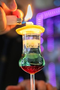 Barmenin eli barın tezgahında dumanlı bir notla taze alkollü kokteyl yapıyor.. 