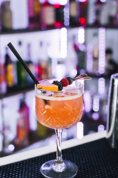 Negroni klasik kokteyli ve tatlı vermut ve kırmızı acı likörlü cin kısa içeceği.