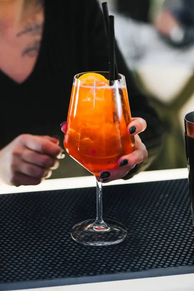 Bardaki müşteri, bardaki barmenden içki alır..