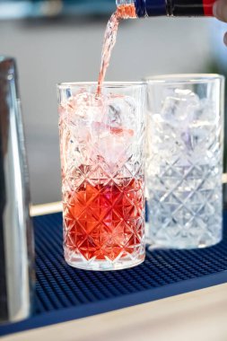 Barmen şişeden yeni bir kokteyl hazırlıyor. Yakın plan..